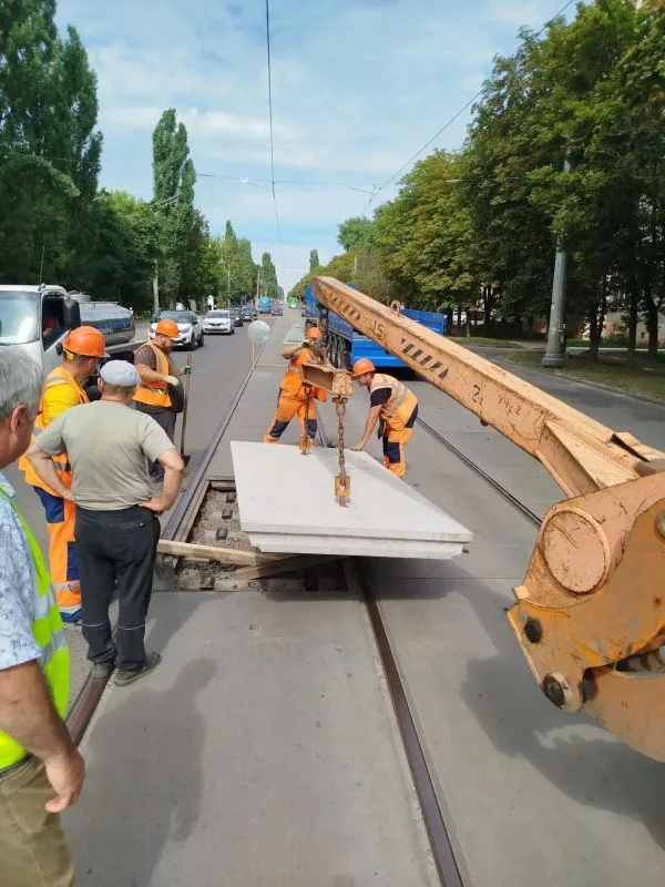 На улице Сумской в Курске начали менять поврежденные бетонные плиты На улице Сумской в Курске начали менять поврежденные бетонные плиты