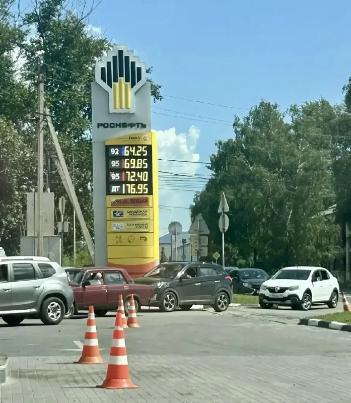 Автозаправочная станция в Курской области, машина заправляется