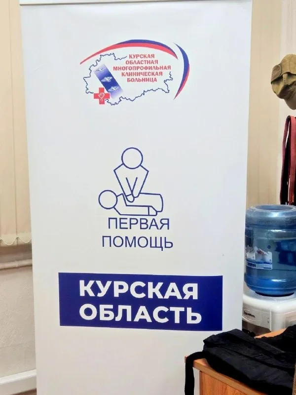 Сотрудники агропромышленного предприятия отрабатывают приемы сердечно-легочной реанимации на манекене во время мастер-класса