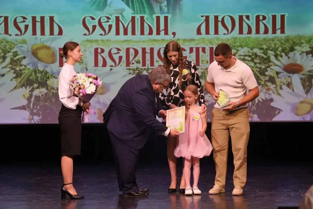 Депутаты Курской облдумы провели День семьи в округах и наградили лучшие семьи