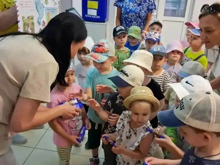 Курские дошколята поздравили почтовиков с профессиональным праздником