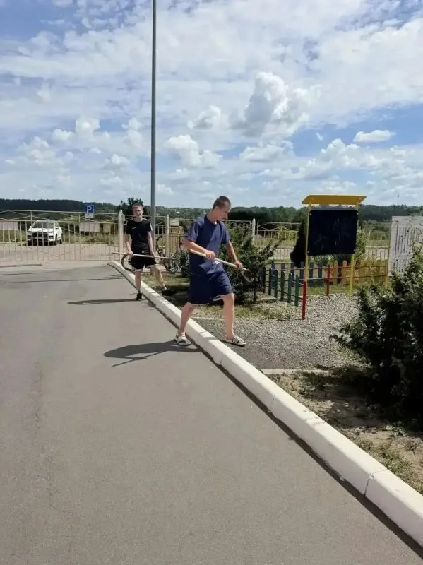Ученики курских школ участвуют в благоустройстве города во время практики