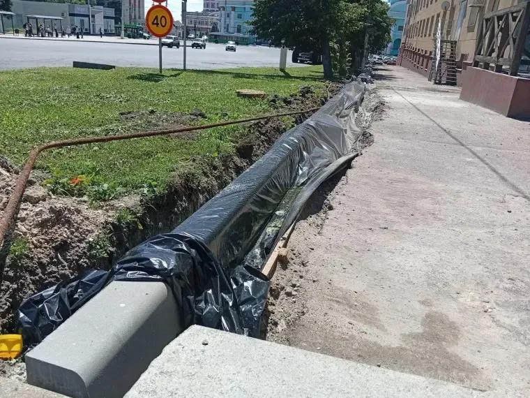 Ремонт дороги на Красной площади в Курске: укладка асфальта и замена люков