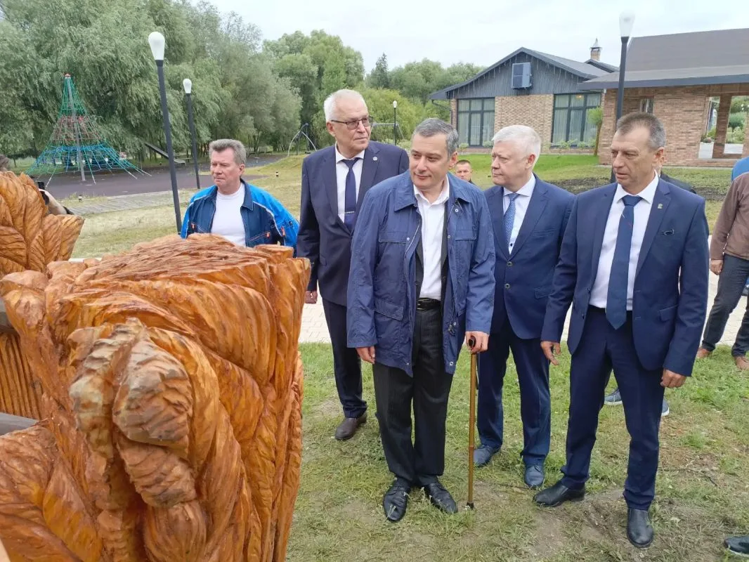 Губернатор Курской области осмотрел благоустройство пляжа "Тёплое место"