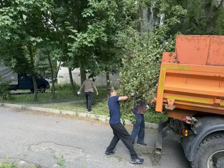 Специалисты СМЭП и «Благоустройство» провели субботник в Курске