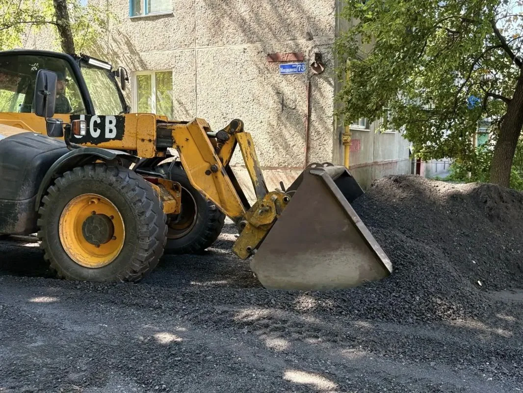 В курском микрорайоне Волокно благоустраивают территорию у детсада и двух домов В курском микрорайоне Волокно благоустраивают территорию у детсада и двух домов