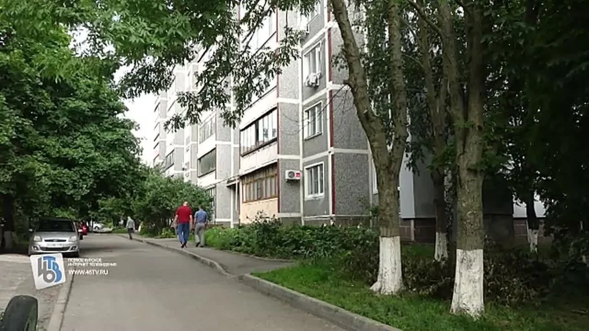 Женщина у банкомата в Курске переводит деньги мошенникам