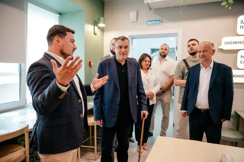 Губернатор Хинштейн провёл день в Горшеченском районе: школы, ДК и библиотека