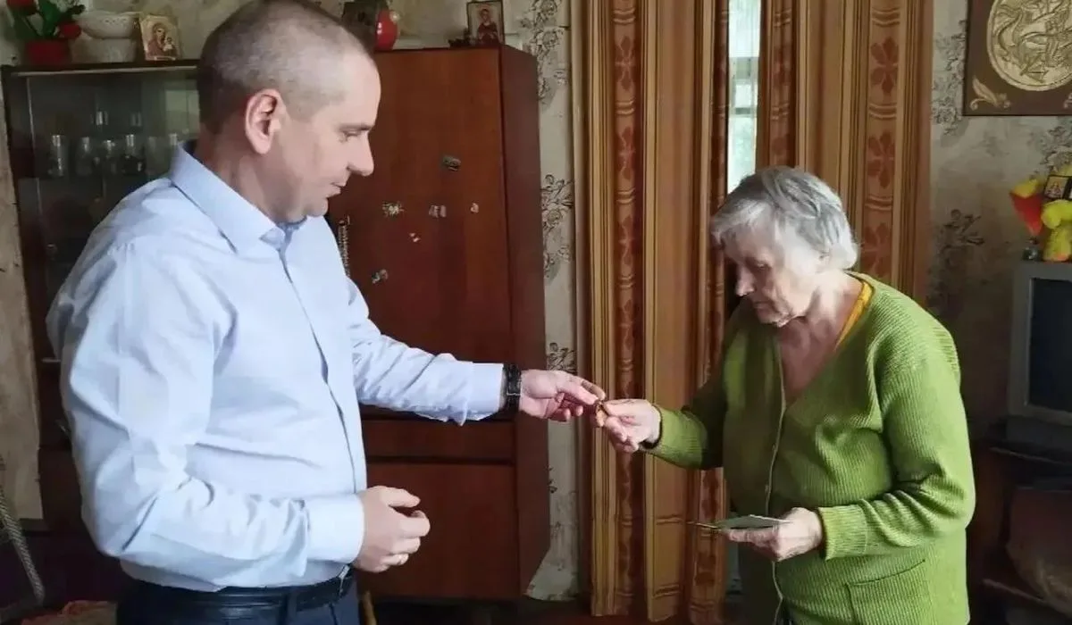 82-летняя курянка, родившаяся в блокадном Ленинграде, получила удостоверение и право на льготы