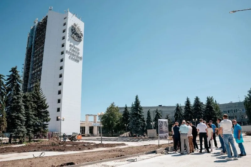 Александр Хинштейн проверил реконструкцию мемориала Памяти павших и Аллеи Героев в Курске Александр Хинштейн проверил реконструкцию мемориала Памяти павших и Аллеи Героев в Курске