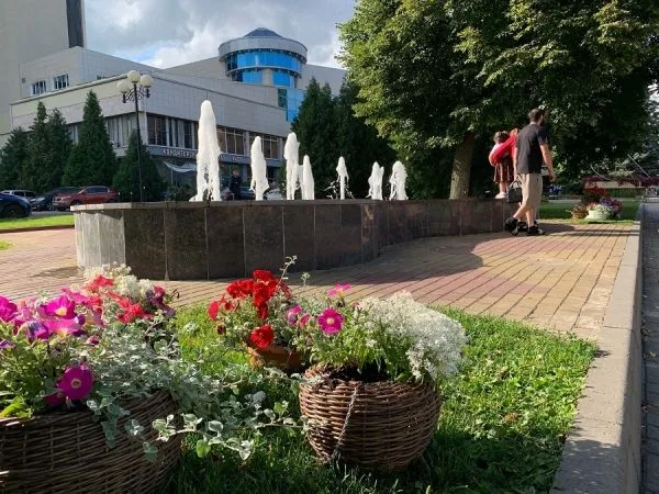 Солнечный день в Курске, термометр показывает +26°С