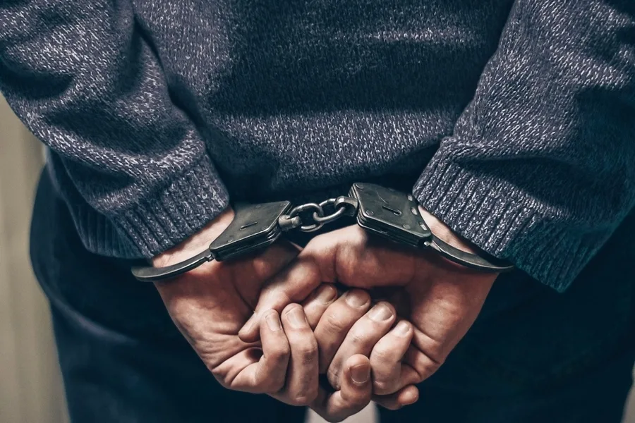 Изображение, иллюстрирующее новость о задержании бывшего полицейского и его сообщников в Курской области.