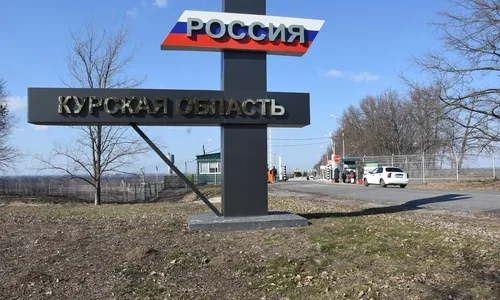 Губернатор Курской области на фоне карты с отмеченными районами, где были сбиты беспилотники.