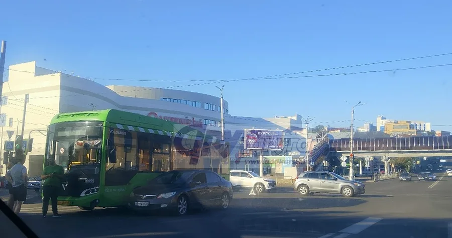 ДТП в Курске: столкновение автобуса и легкового автомобиля на улице Дзержинского.