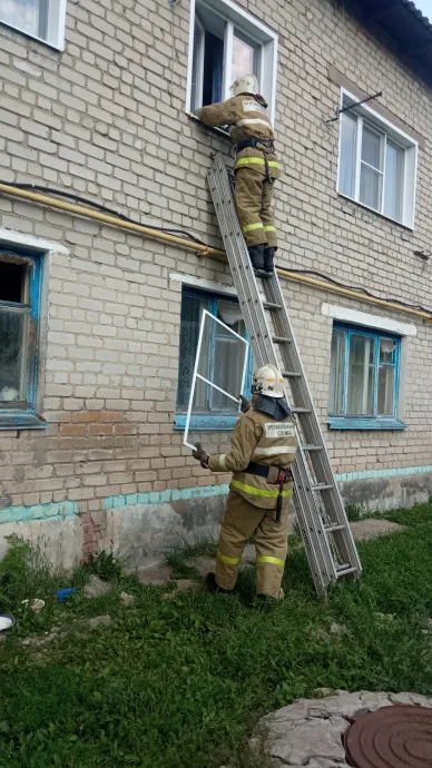 В Золотухино спасатели вызволили пожилую женщину из запертой квартиры
