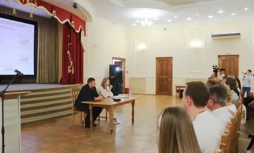Представители политических партий и СМИ на жеребьевке в Концертно-творческом центре, обсуждают распределение эфирного времени.