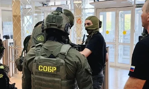Сотрудники охраны и педагоги обсуждают действия при угрозе в образовательном учреждении в Курске.