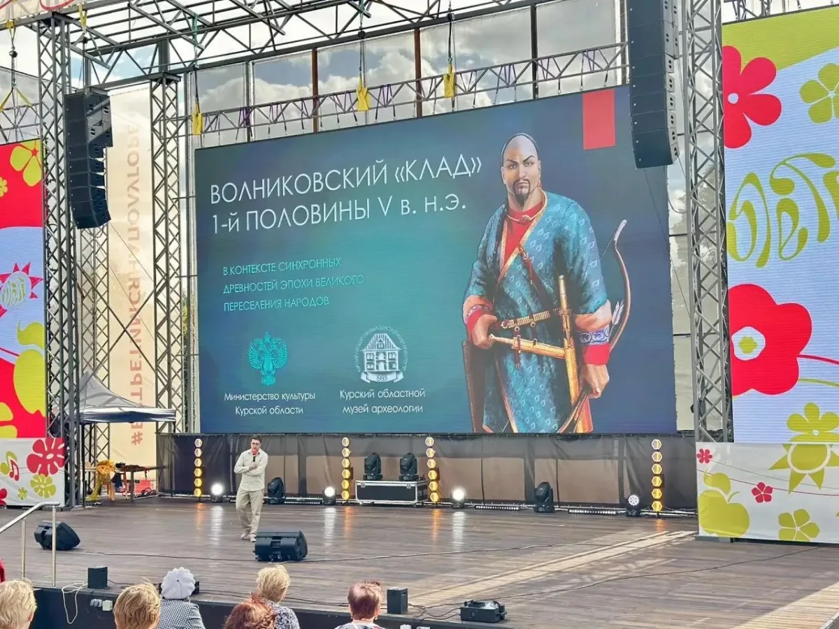 Группа людей на лекции в историческом центре, обсуждающих археологические находки и древние артефакты.