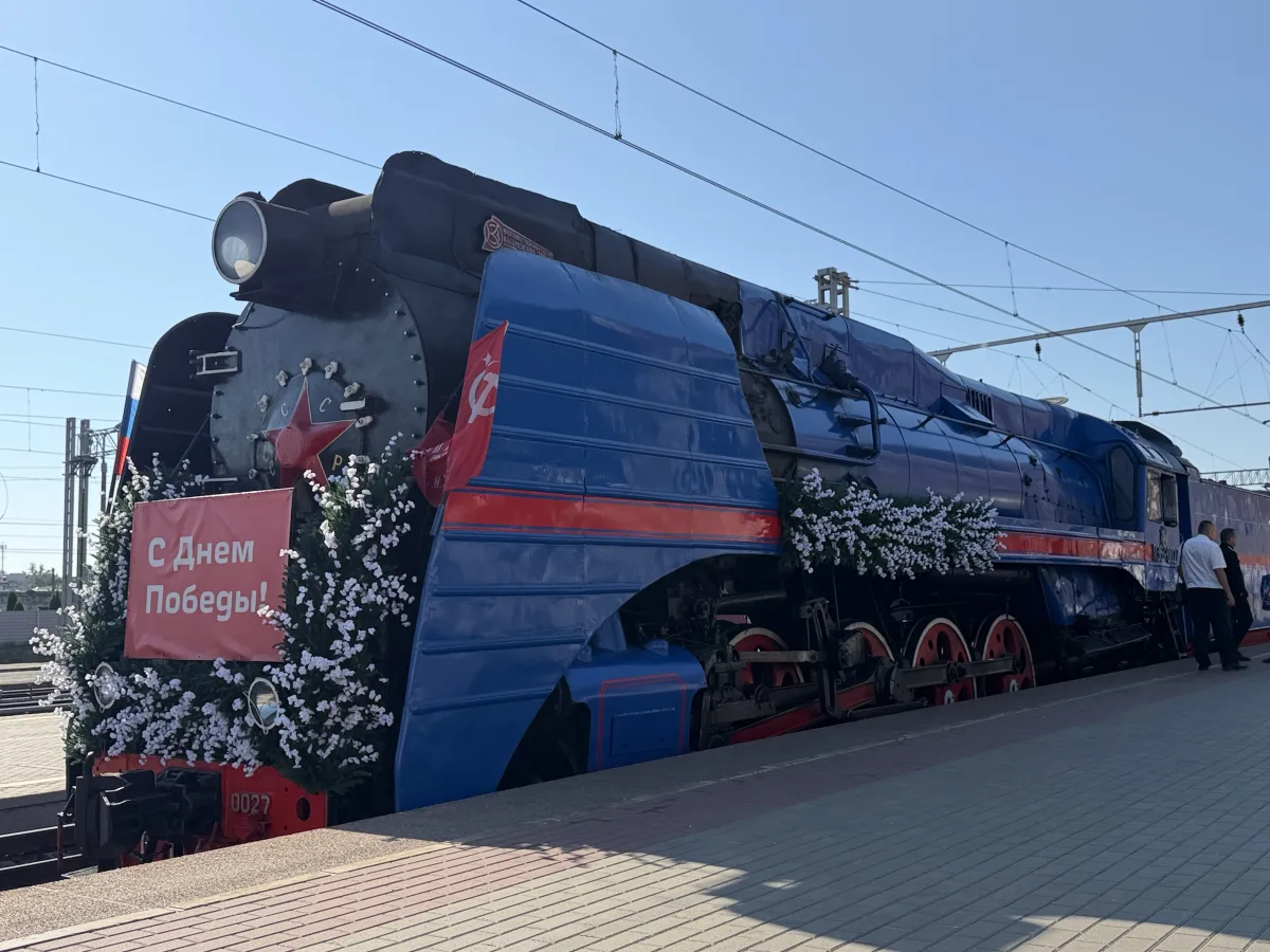 Губернатор и почётные гости на митинге у железнодорожного вокзала, посвящённом 83-й годовщине Курской битвы.