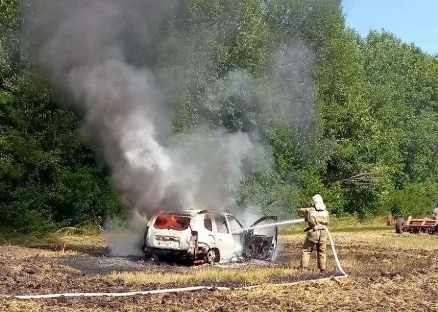 В Тимском районе пожарные потушили загоревшийся Renault Duster и тлеющую стерню