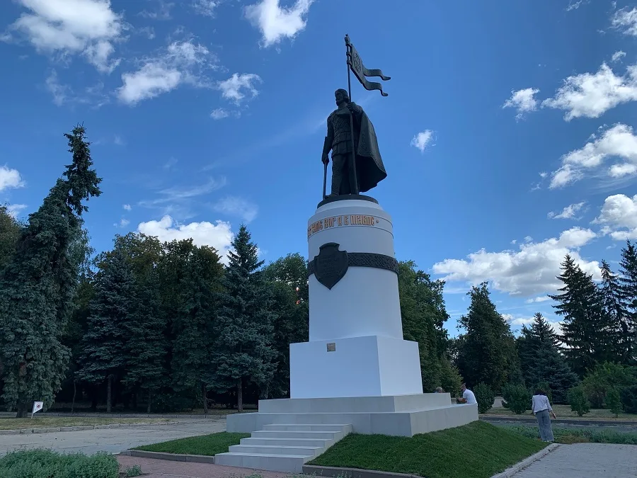Ремонт постамента памятника Александру Невскому завершен в Курске
