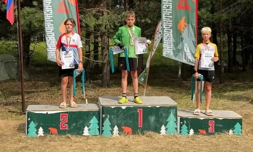 Спортсмен Тихон Шевченко на соревнованиях по спортивному ориентированию в Ярославской области, демонстрирующий свои навыки на сложной трассе.