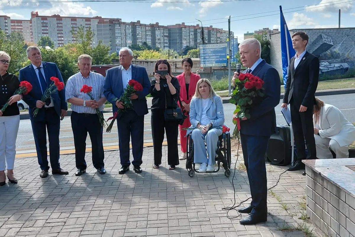Памятник морякам подводной лодки «Курск» на Аллее Подводников в Курске