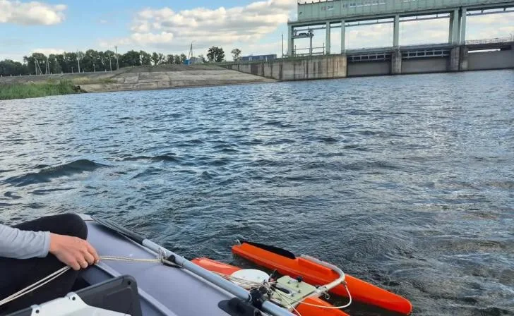 Изображение Курского водохранилища с видимыми следами археологических работ и исследований.