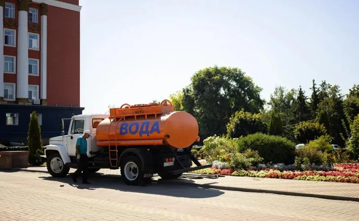 Интенсивный полив цветов и деревьев в Курске в условиях жары