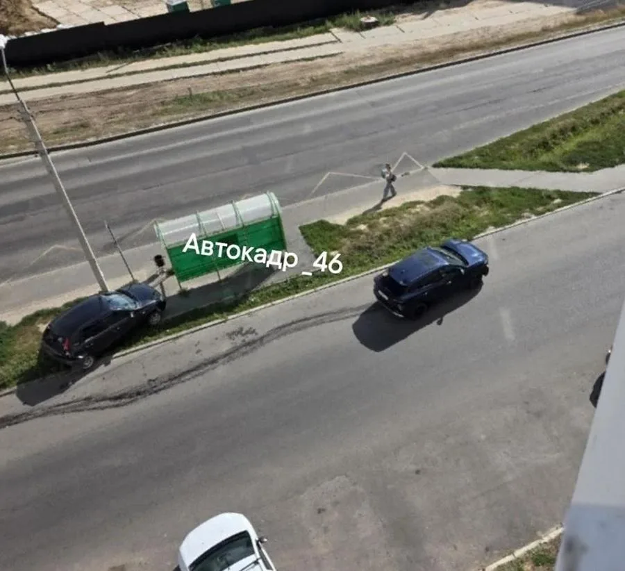 Фотография с места ДТП на улице Крымской в Курске, где один из автомобилей врезался в столб.