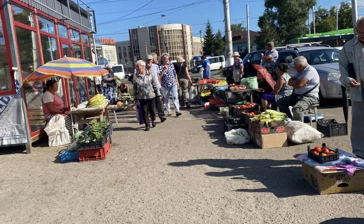 Рейд по пресечению несанкционированной торговли в Курске, сотрудники Россельхознадзора и полиции.