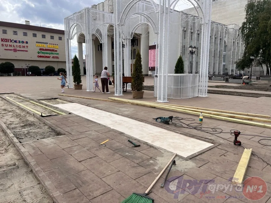 В Курске начались работы по замене клумб на деревянный настил у драмтеатра В Курске начались работы по замене клумб на деревянный настил у драмтеатра