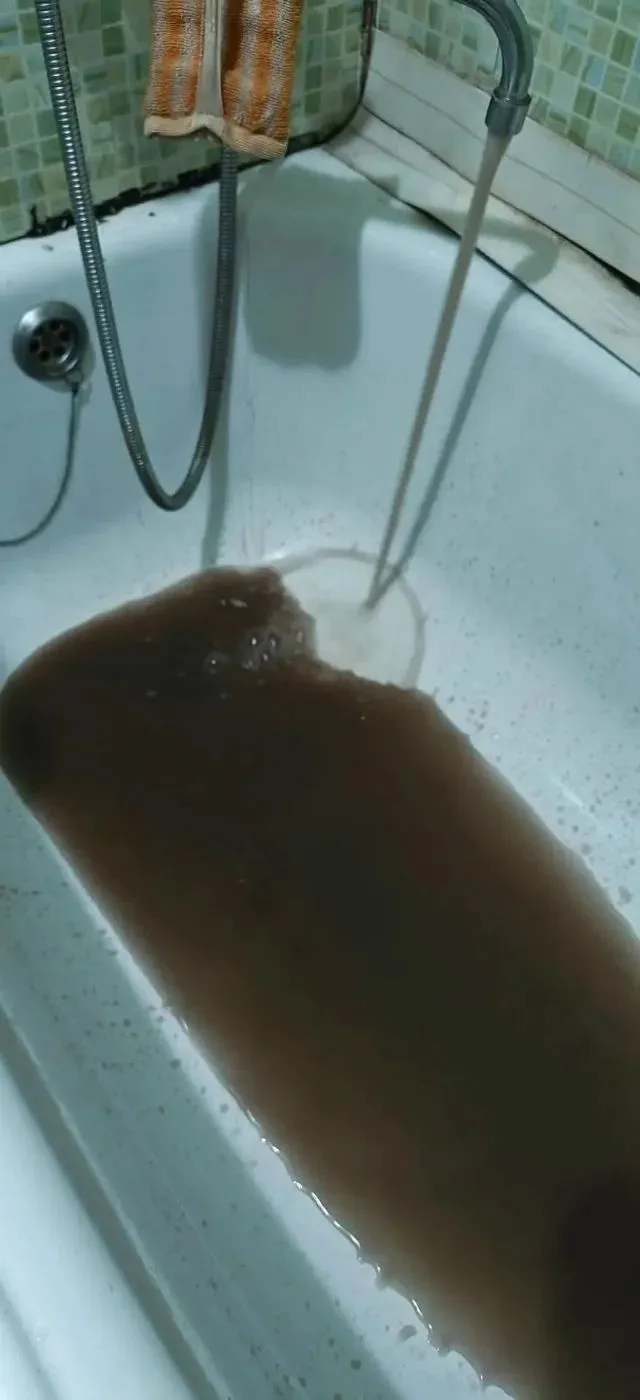 Жители Курска обсуждают проблемы с горячей водой на фоне городской инфраструктуры.