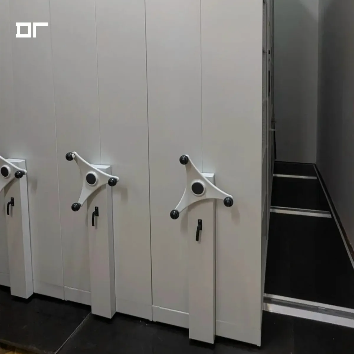 Работники галереи устанавливают новое оборудование для хранения произведений искусства в обновлённом фондохранилище.
