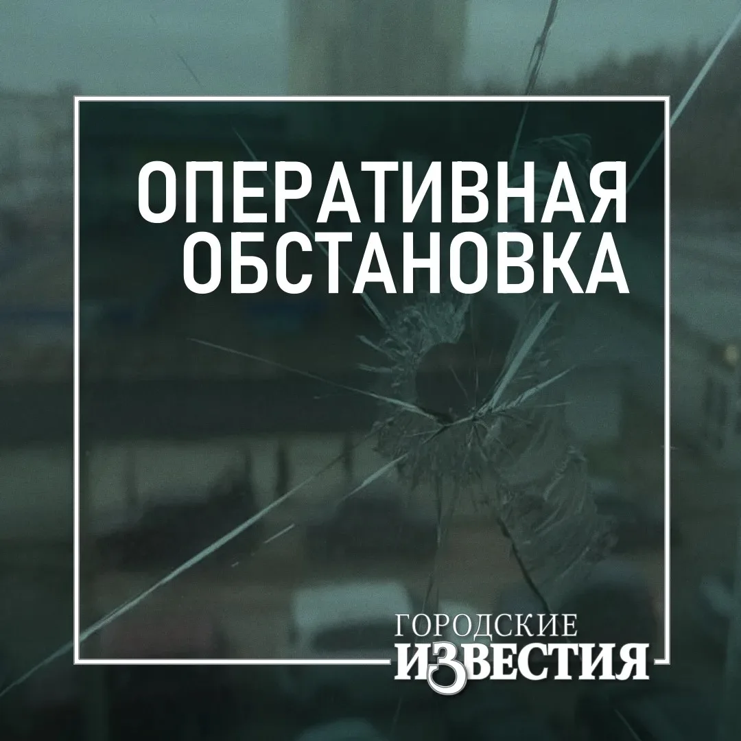 Силы ПВО на фоне разрушенного автомобиля после атаки беспилотников в Курской области.