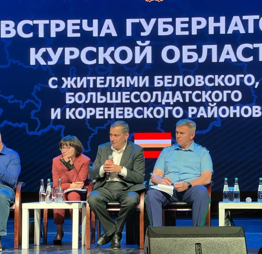 Губернатор Курской области Александр Хинштейн на встрече с жителями районов