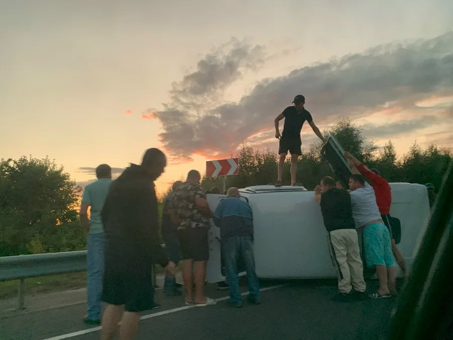 ДТП на трассе Курск-Поныри, перевернутый автомобиль и затрудненное движение.