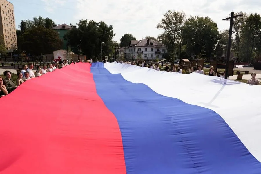 Акция в Курске, посвященная Дню Государственного флага России, с развернутым флагом