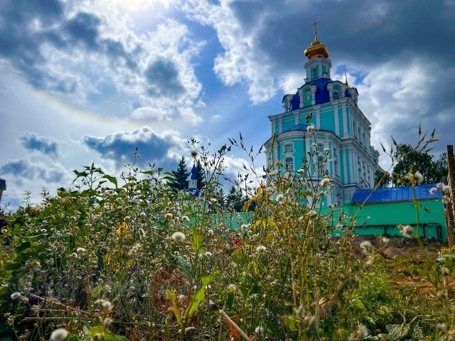 В Курске благоустраивают зеленую зону у Сергиево-Казанского собора