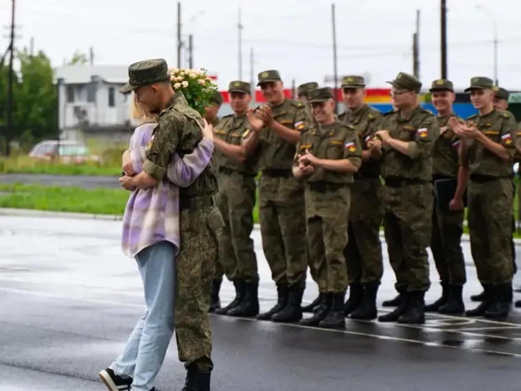 Курсант ЮЗГУ сделал предложение своей девушке во время торжественного марша Курсант ЮЗГУ сделал предложение своей девушке во время торжественного марша