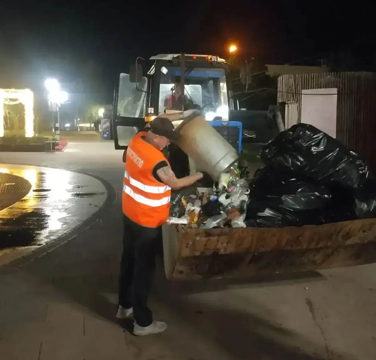 В Курске за неделю вывезли 68 тонн мусора из парков и скверов