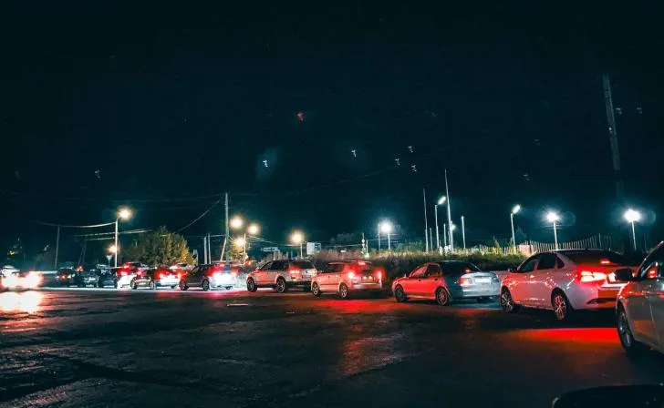 Очередь на АЗС в Курской области, люди ожидают заправки бензином.