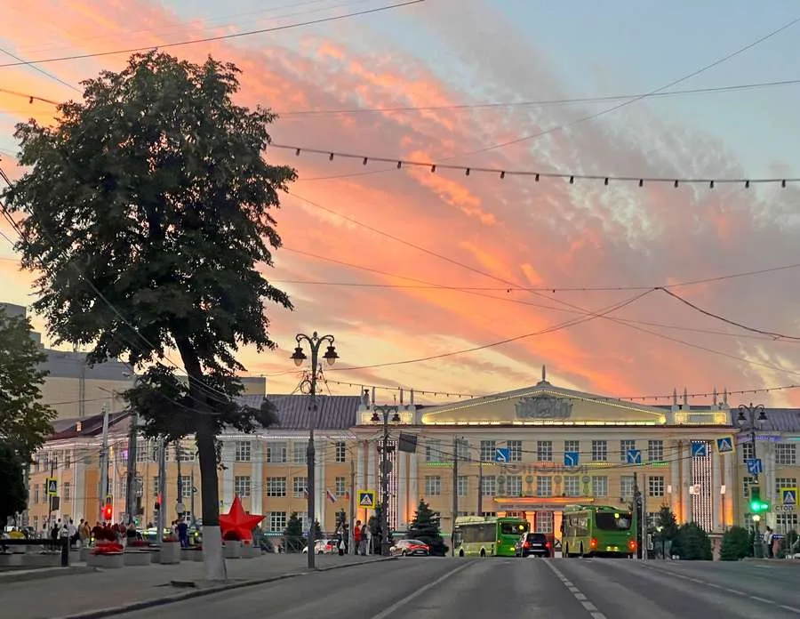 Пейзаж Курской области с переменной облачностью и ясным небом