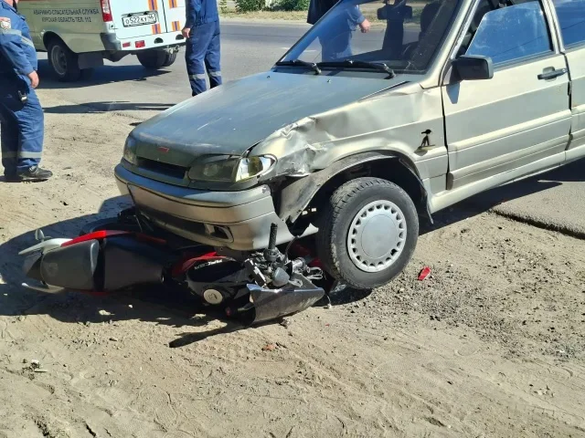 ДТП в Курске с участием мотоцикла и автомобиля, пострадавший был госпитализирован.