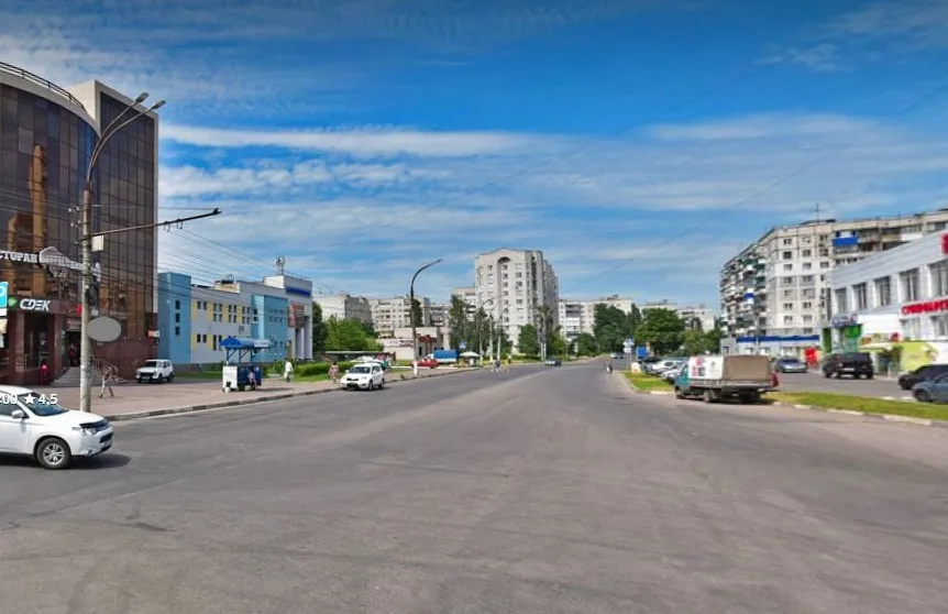 ДТП в Курске: автомобиль и пострадавшая женщина на улице Серегина