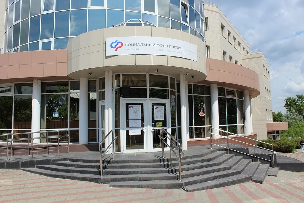 Работодатель в Курской области обсуждает с сотрудником возможность получения субсидий на оборудование рабочего места.