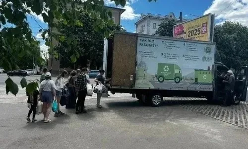 Команда Экотакси помогает жителям Курска сортировать отходы на парковке кинотеатра.