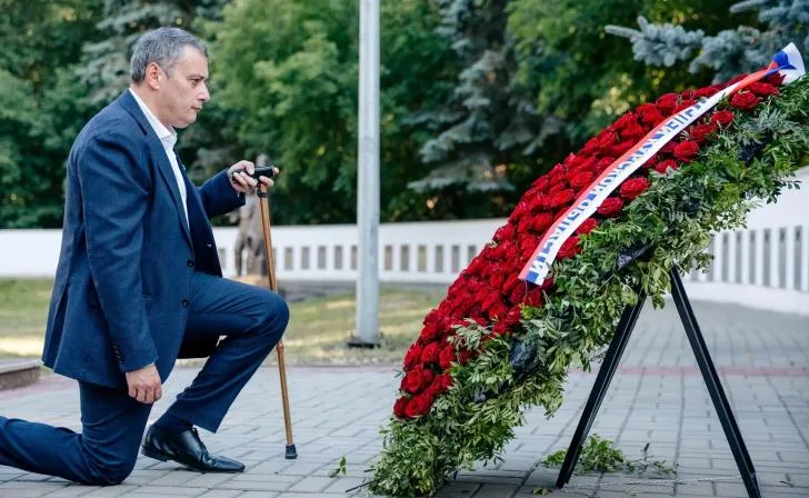 Поисковики на месте захоронений в Знаменской роще, работающие над сохранением исторической памяти.