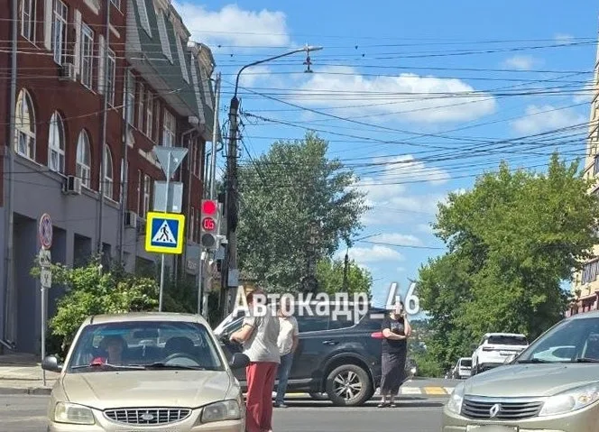 ДТП в центре Курска: столкновение автомобилей на перекрестке