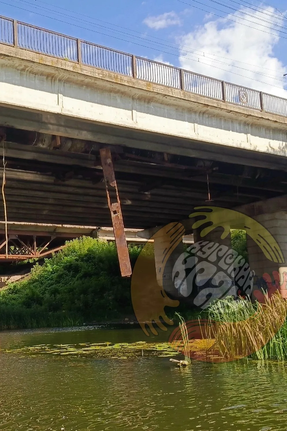 В Курске на Ламоновском мосту сгнила металлическая балка, готовая рухнуть на отдыхающих